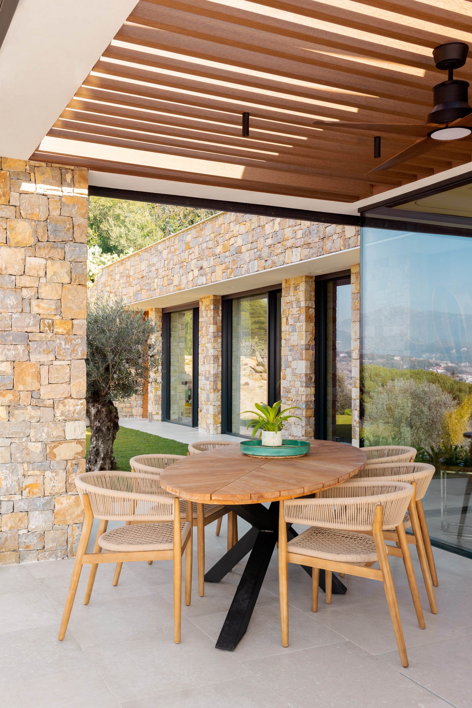 The patio, its sunshading elements and the terraces function as a mediating filter between inside and outside, a comfortable space for outside dining and a lounge area to relax | Anna Positano