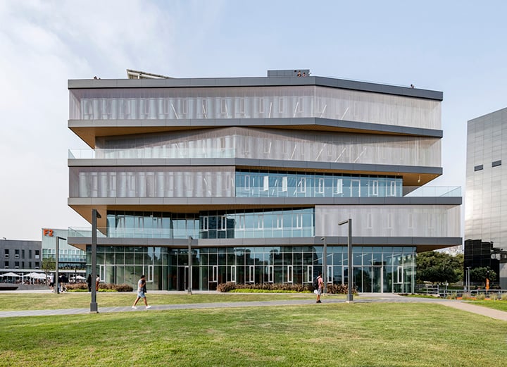 South elevation of the Innovation Center as seen from the central quad of campus | Renzo Rebagliati