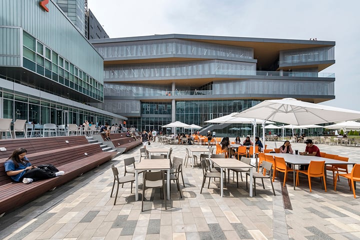 View of the Innovation Center west facade and main entry from the plaza | Renzo Rebagliati
