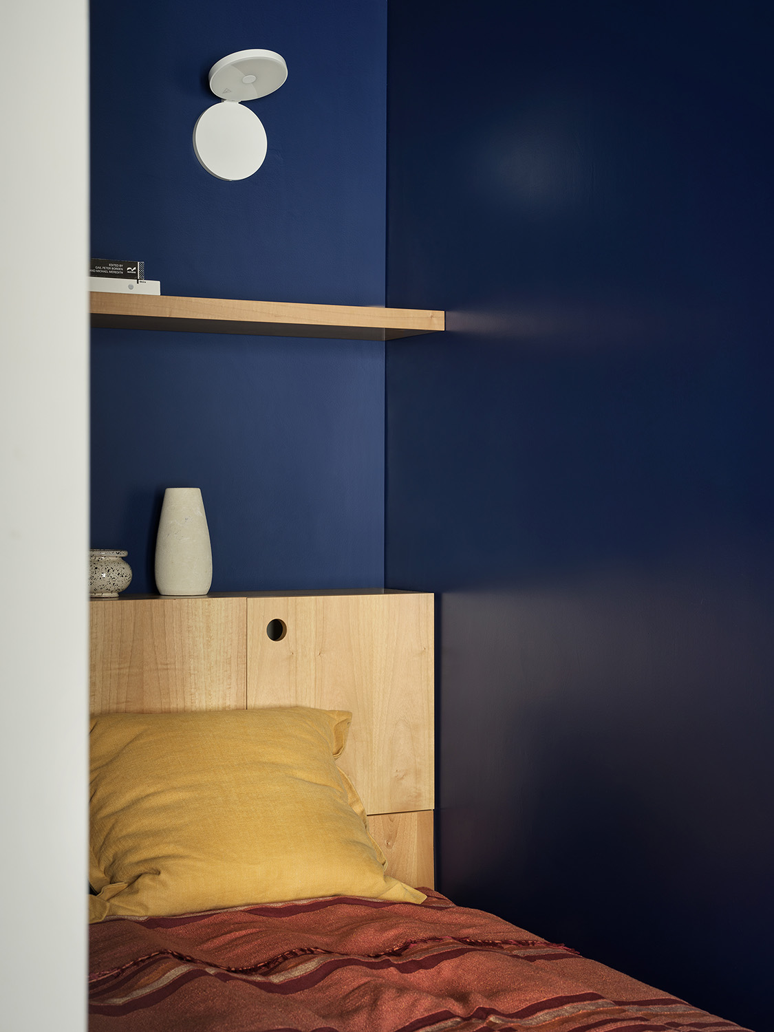 The alcove and the hidden storage spaces in the headboard. | Alberto Strada