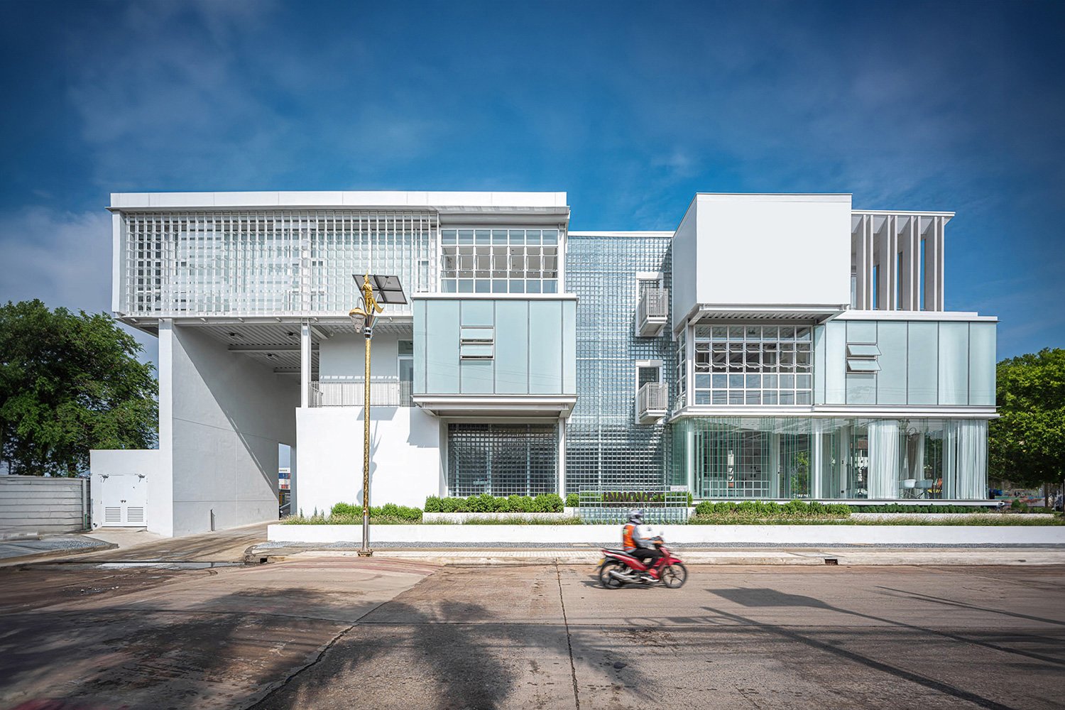Frontal Architecture : Frontal view of Where’s House Warehouse project, showcasing its impactful design and integration into the landscape, a landmark of modern architectural innovation. | © Spaceshift Studio