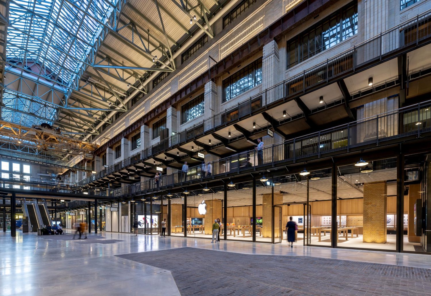 Located at the heart of Battersea Power Station’s Turbine Hall, Apple Battersea integrates a modular design approach that features inclusive, innovative, and sustainable design enhancements. | Nigel Young/Foster + Partners