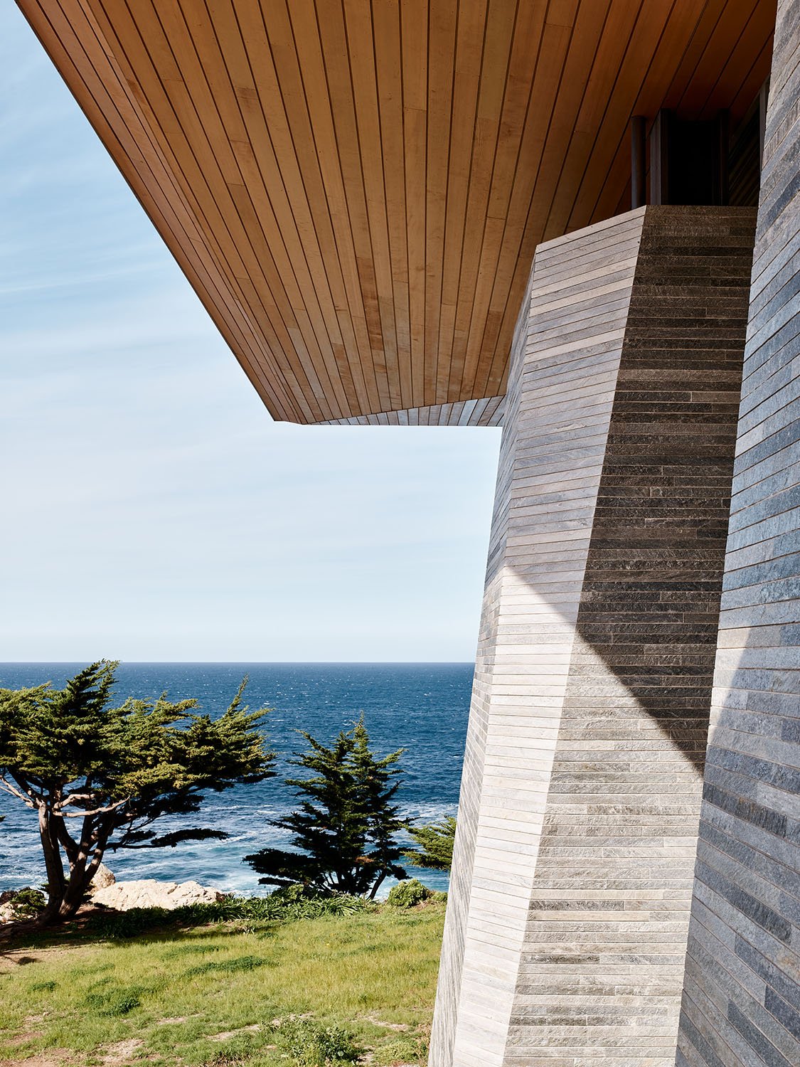 Thin stone coursing of the walls and a thin roof edge compliment a view of the Pacific horizon. | Joe Fletcher