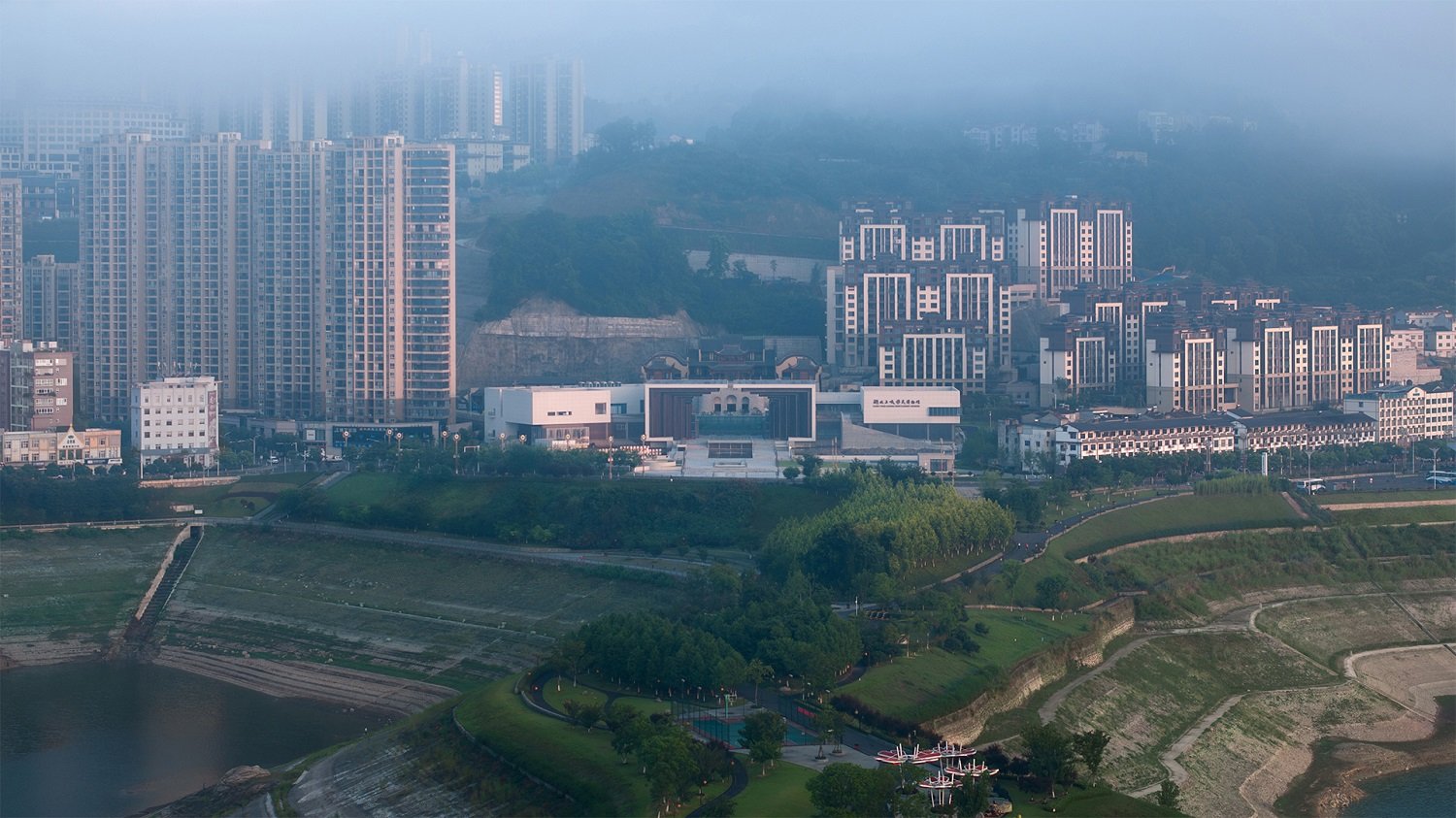 The building and city | ©PrismImage
