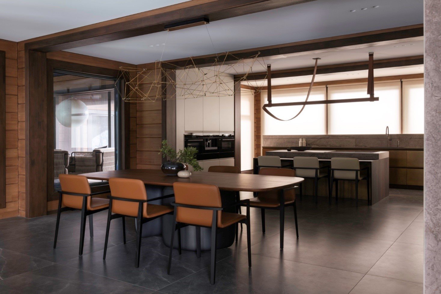 The open space of the kitchen-dining area. In the dining room there is a Bonaldo dining table, the base of which symbolizes an embrace. The table was complemented with Porro chairs, they are very light, with natural leather upholstery. The light fixture a | courtesy of LINES