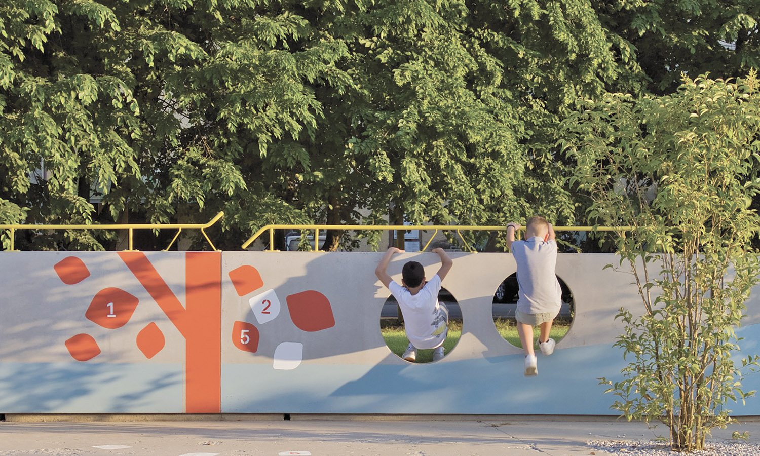 Kids playing with the wall | Arbau Studio