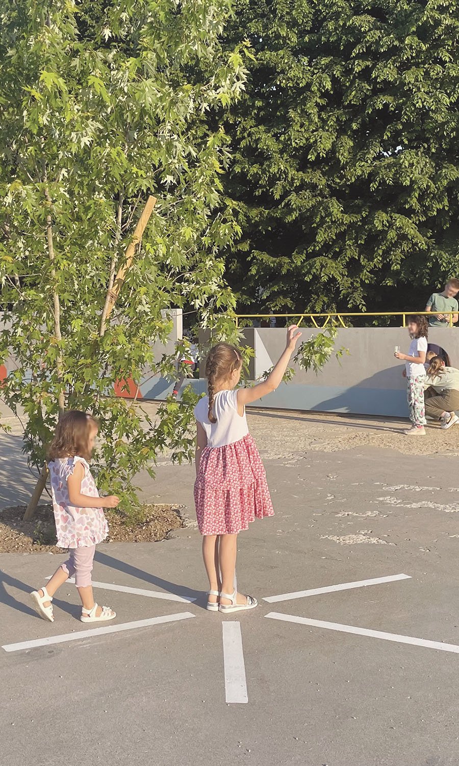 Kids playing on the floor | Arbau Studio
