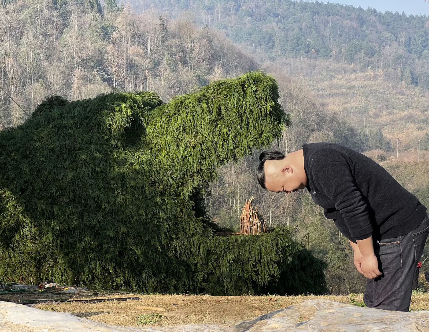 Villagers praying for blessings | Luo Xiaoyong