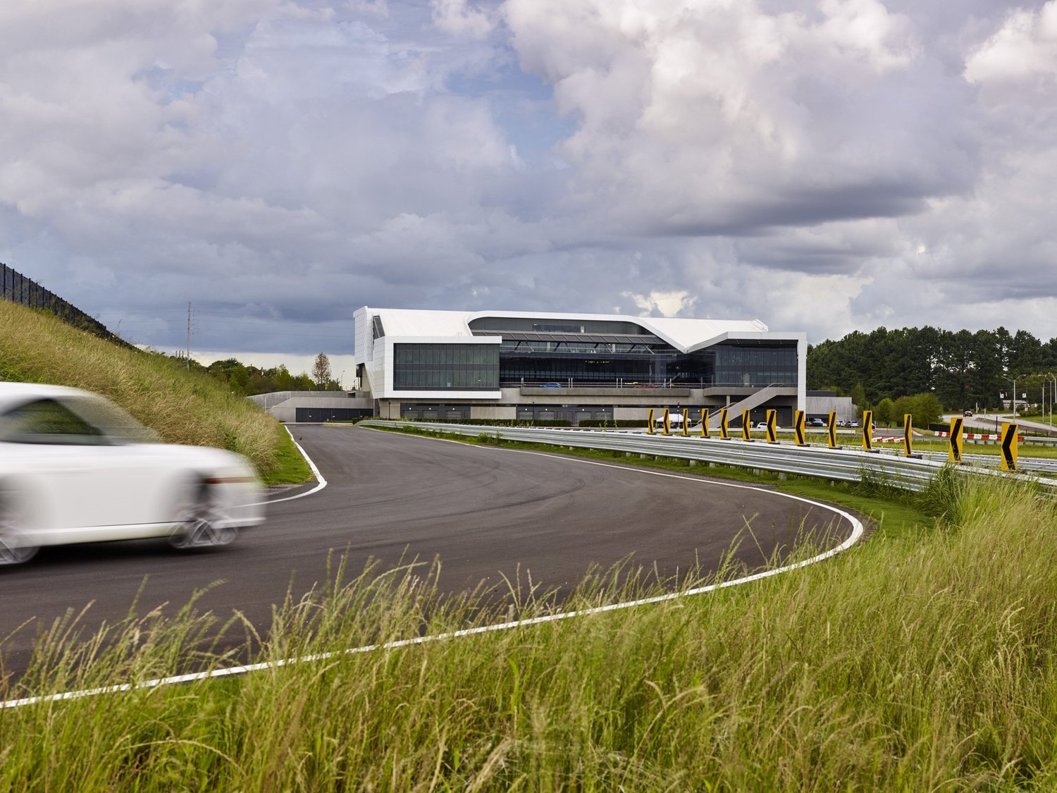 Quartier generale ed Experience Center Porsche, HOK