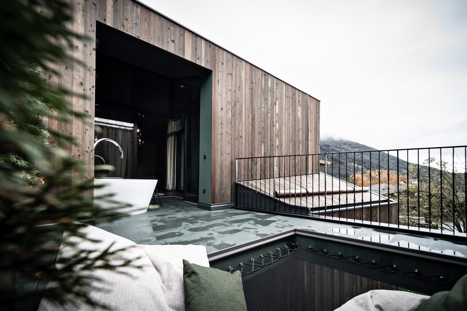 © Alex Filz, courtesy noa* network of architecture | An open patio accessible from all areas of the suite is the most intimate and all-enveloping space, complementing the private sauna with an outdoor tub for guests’ exclusive use.