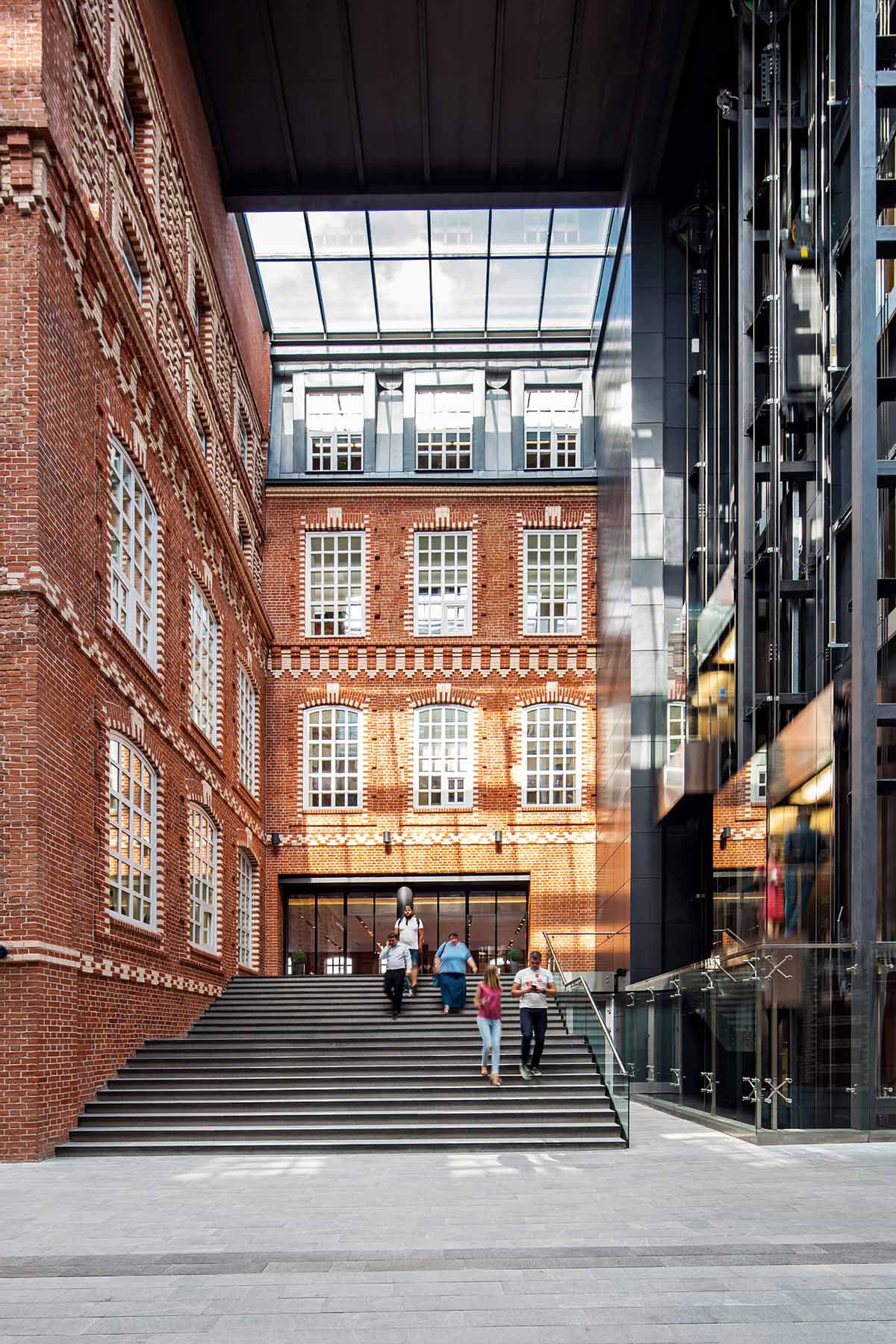 Bolshevik Factory, Mosca, Russia | John McAslan + Partners, spazi commerciali, residenziali e culturali all’interno di un progetto di riqualificazione e ampliamento di edifici industriali e inserimento di collegamenti interni vetrati, 2016 © Denis Esakov
