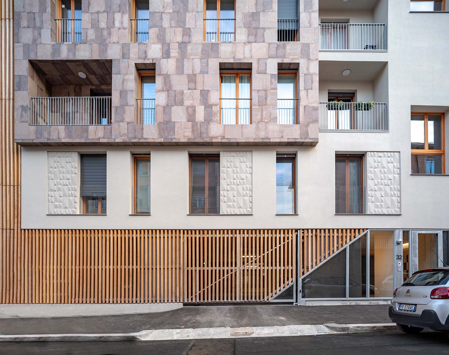 Lomellina, una casa su palafitta a Torino | © Fabio Oggero, courtesy of +Studio Architetti | Filippo Orlando
