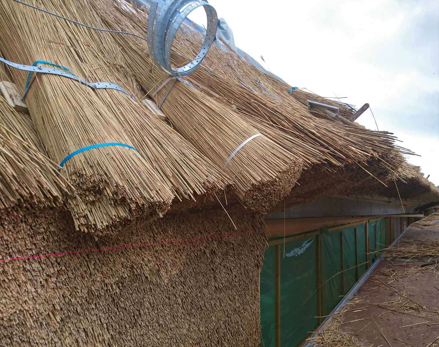 La tecnica di costruzione del tetto di canne è artigianale e crea una superficie altamente sensoriale e strutturata | © Dorte Mandrup courtesy Dorte Mandrup