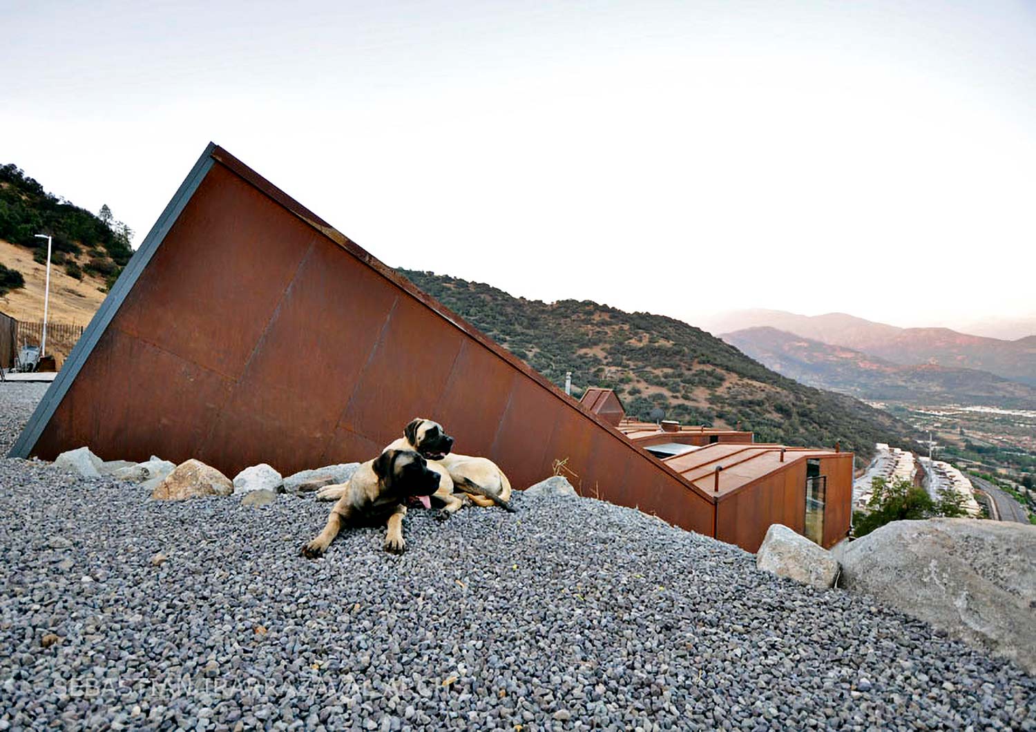 Caterpillar House, Lo Barnechea, Chile, 2012 | courtesy Sebastián Irarrázaval Arquitectos
