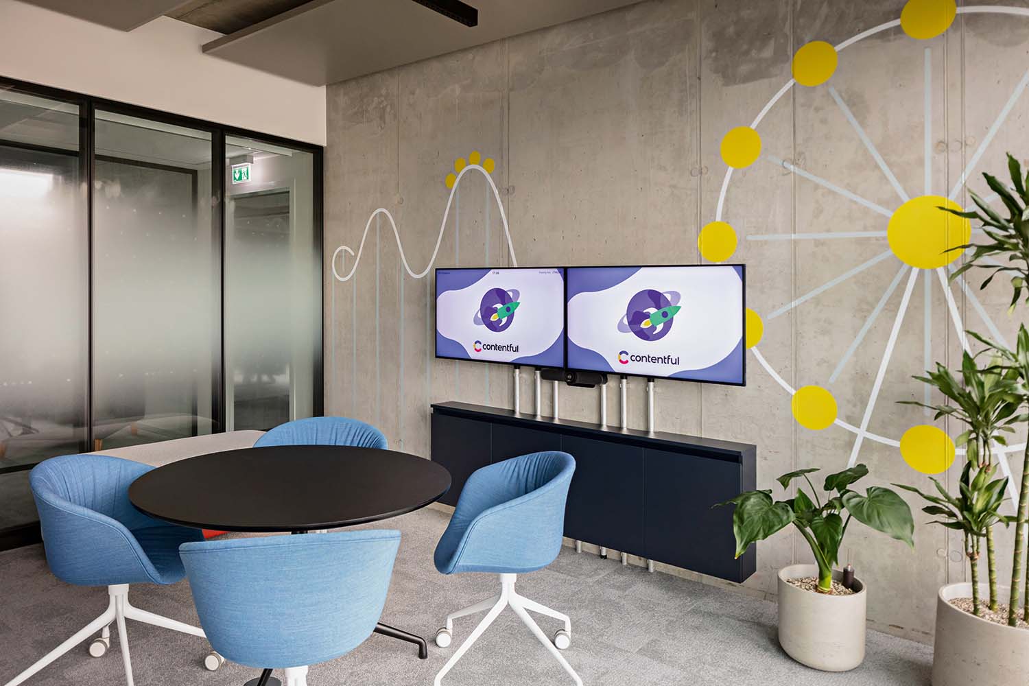 Contentful Offices | © Koy+Winkel courtesy of toi toi toi creative studio | The meeting rooms, which vary in size, are set up using non-traditional layouts: equipped with the most modern digital technologies, they favor the use the curtains and soft seating as part of the furnishings.
