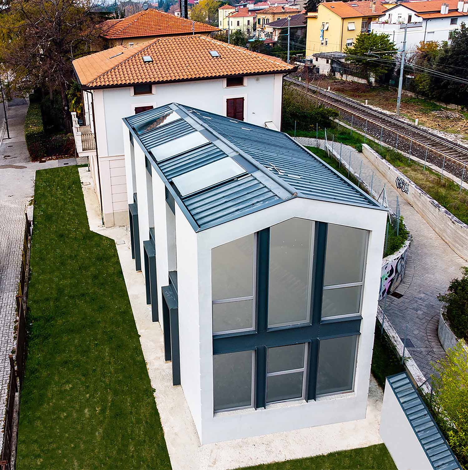 Anti-seismic reconstruction of a building for artisan use in Foligno, Umbria Region, Italy - Ing. Ferretti & Arch. Guerrini Associati | © Federico Calvani, courtesy of Ing. Ferretti & Arch. Guerrini Associati