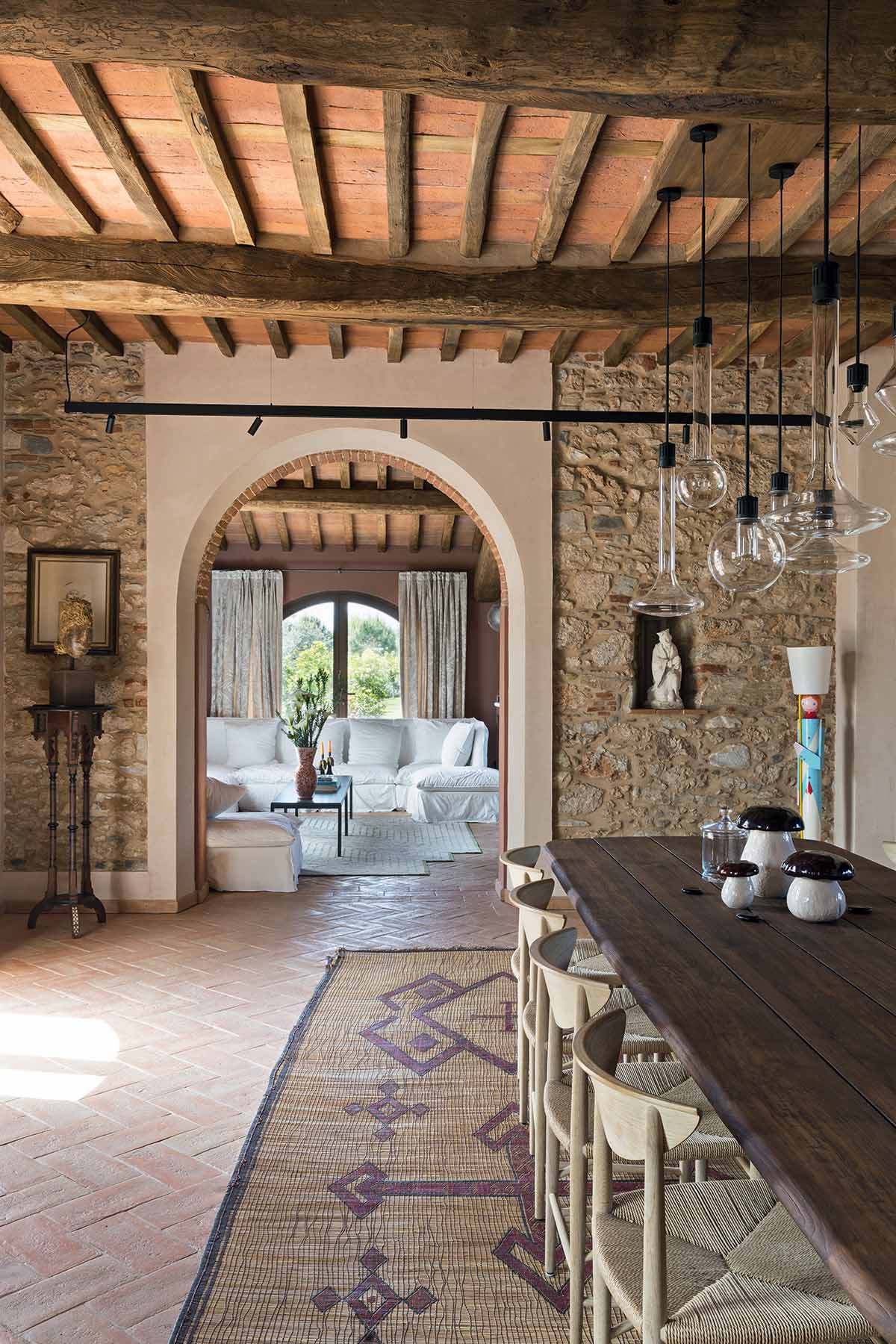 Hotel Paradis Agricole | © Filippo Bamberghi, courtesy Point3architecture | L’interior design è tutto giocato sull’inserimento di pezzi di design vintage e moderni all’interno di un ambiente che riprende i materiali della tradizione e cattura i colori del paesaggio della Versilia.