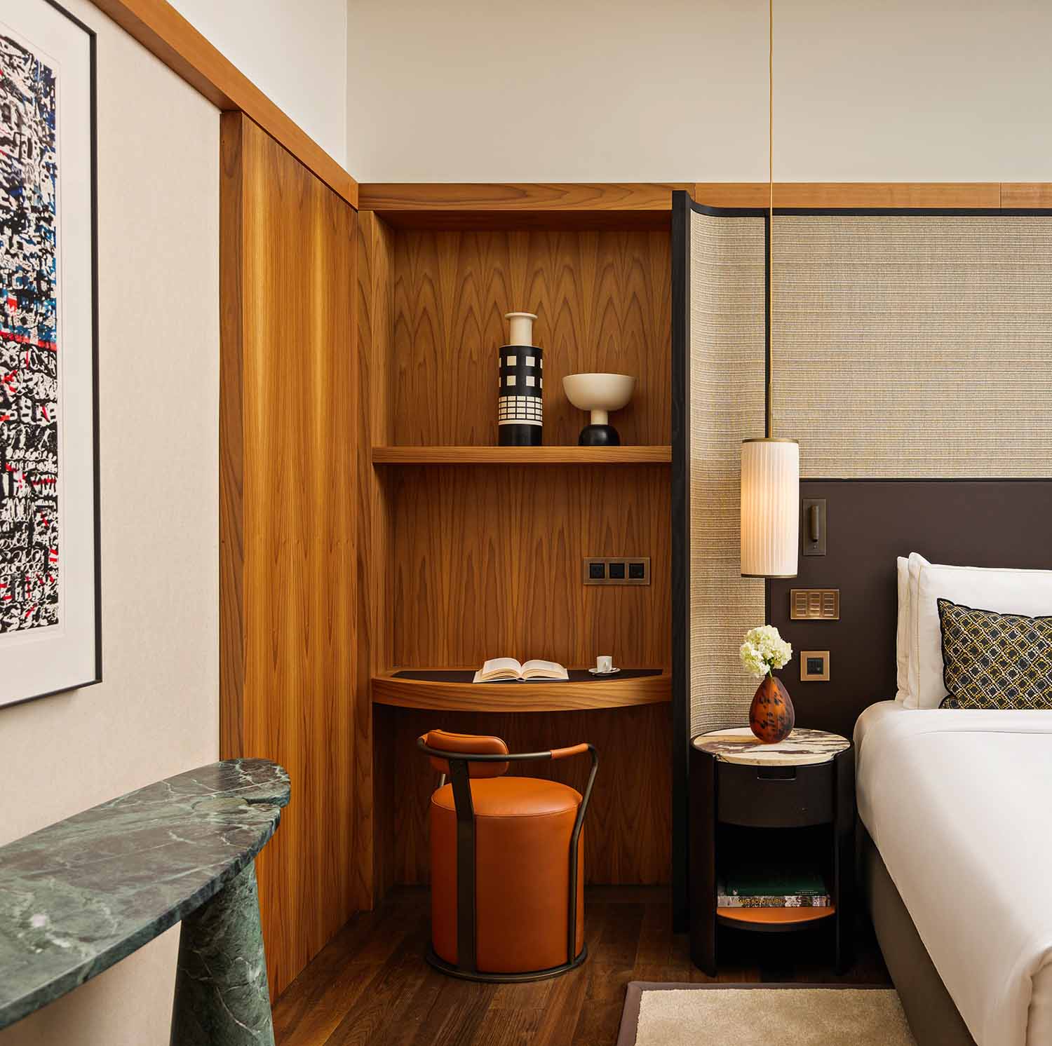 Park Hyatt Milan Hotel Signature Suites - ©Filippo e Andrea Tagliabue, courtesy of Park Hyatt Milano | The lighting design features suspension lamps that create a comfortable atmosphere, with particular attention paid to the use of warm tones to accentuate details. In the bedroom, the balanced combination of wood and fabric creates a welcoming and familiar environment.
