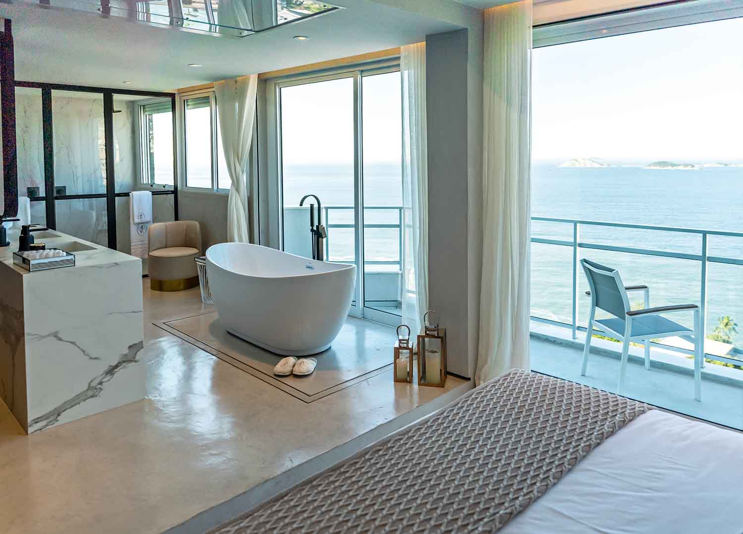 La Vue Penthouse - ©Maxwell Costa, courtesy Luxivité International Property Group | Gli interni si distinguono per una palette di colori neutri e un design sobrio. Le stanze sono avvolte da superfici bianche, arricchite da sfumature di blu che richiamano il colore del mare.