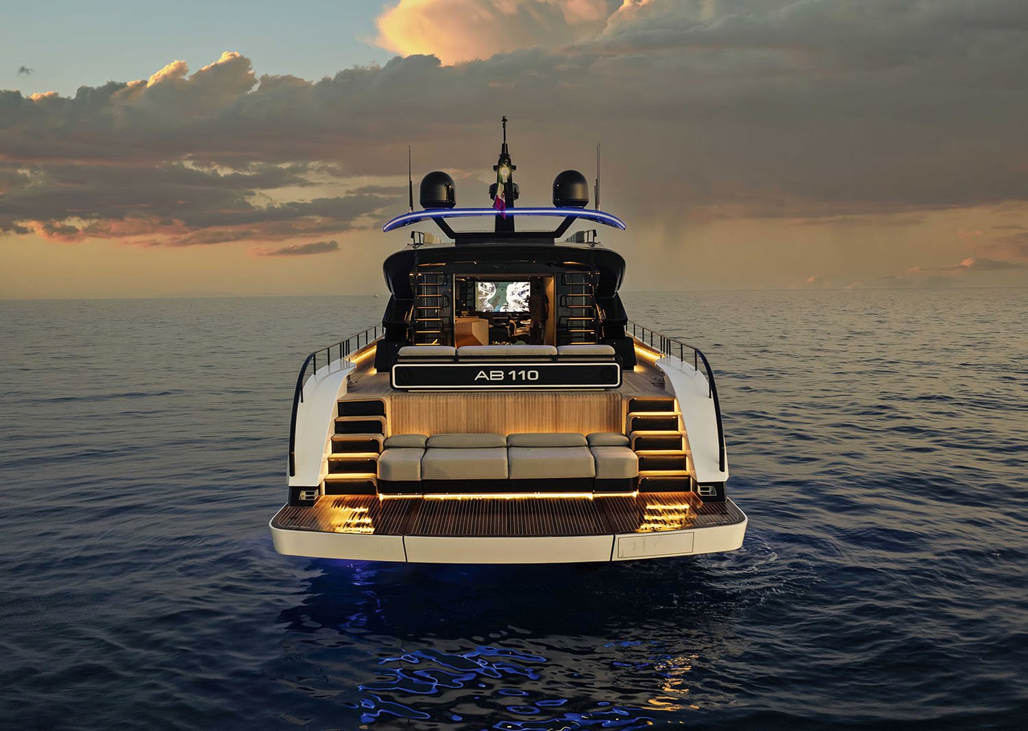 Come un loft sul mare | © Maurizio Paradisi, courtesy Marco Casamonti (Archea Associati) | Tutti gli spazi dello yacht sono concepiti come fossero un’unica materia liquida: l’area beach in aggetto sul mare e il pozzetto di poppa ne sono un perfetto esempio, collegati l’una con l’altro da due scalette laterali e rivestiti in teak senza soluzione di continuità.