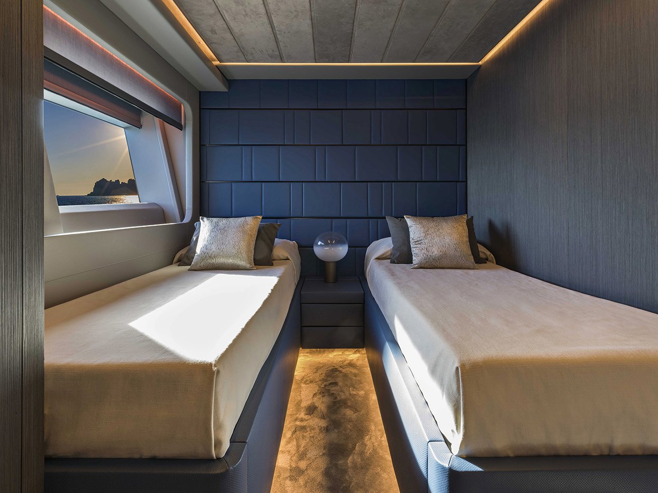 Come un loft sul mare | © Maurizio Paradisi, courtesy Marco Casamonti (Archea Associati) | AB110 fa della spaziosità uno dei suoi caratteri identitari: è così anche per le cabine – fino a quattro per gli ospiti – a partire da quella armatoriale a prua, con letto matrimoniale e arredi su misura.