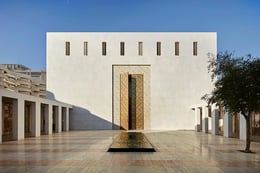 Main entrance to prayer hall from courtyard_©Hufton+Crow | 