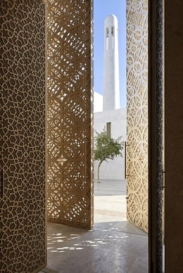 PR_View towards the minaret from main prayer hall entrance_©Hufton+Crow | 