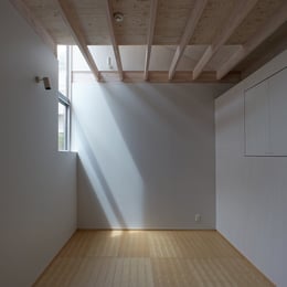 Day light penetrating through the high side light and reflected off the light catcher and wall | 