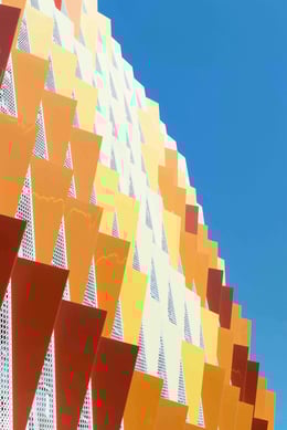 The façade functions as a light-enhancement screen, carefully crafted to bring light deep into the building structure throughout the day. | 