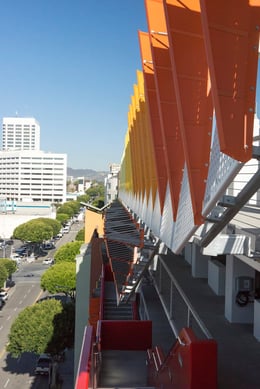 Metal panels reduce glare, evenly distribute light, and balances contrasts between façade and interior. | 