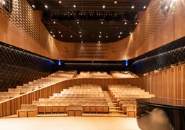 The 434-seat Recital Hall has the most intimate atmosphere of the four. With its asymmetrical composition and seating across two levels. | Sytze Boonstra