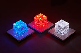 11. With E-base which the cube can stands on, the daytime paperweight can turn into a lamp at night with up to 15 color modes | Su Chen