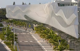 The exterior façade features over 500 aluminum “fins,” creating a curving undulation reflective of Miami Beach’s ocean waves. | © Robin Hill