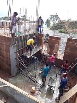 Construction of a ring beam atop rammed earth walls | Sharon Davis Design