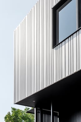 The textured cladding plays with light and shadows | Cathy Schusler