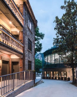 11-New and old contrast between guest rooms and lobby | arch-inbetween