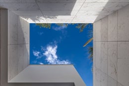 Natural blue soffit on the entrance to basement level | Ales & Ales, Cagliari