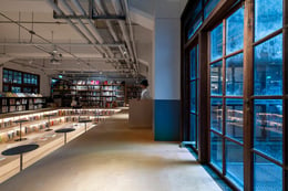 The library floor is raised to match the original window sill, forming a bridge to the outside garden | Kuo-Min Lee