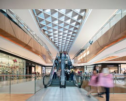 Azrieli Rishonim, the skylight and openings between the levels are "carved" out, defining seating areas, bridges connecting the public spaces, and changing views weaving the fluent space together. | Photo: Amit Geron