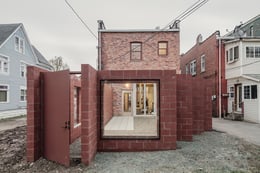 extra high patio (“catio”) enclosure at the rear built to both prevent cats from jumping out, and in anticipation of possible future addition, in the spirit of continual construction. | Florian Holzherr