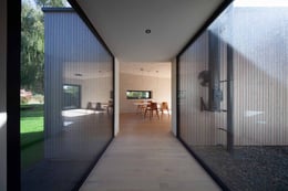 Glas corridor between old and new part | Yasutaka Kojima Photographer, Berlin