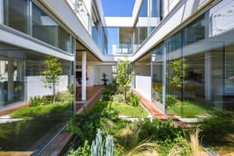 internal green courtyard, a stream of vegetation is drawn into the heart of the house. | unseen views