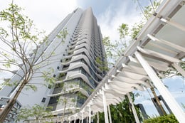 Curvilinear language of the coping and the three-dimensional arch at the crown of the tower stands majestically against the trellises and floor design at the facility level. | David Yeow