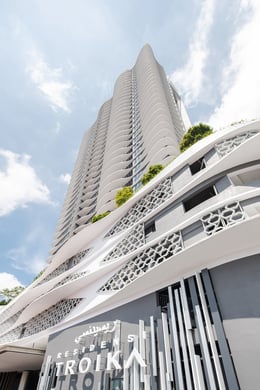 Residents’ drop-off lobby at the North-western corner was welcomed by feature wall with aesthetically curated aluminium panels which shield the staircase opening and air conditioner ledge behind the wall. | David Yeow