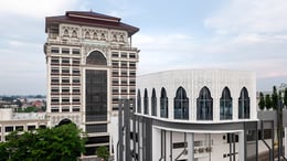 Intricate Islamic motif screen mimics the Islamic patterns of the adjacent Hotel Perdana punctuated with array of arches reinforce the Islamic character of the multipurpose hall that overhangs on top of th | David Yeow