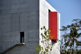 The floating cube protrudes diagonally from the larger cube | ©Jeffrey Cheng