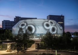 The zero-energy media façade by night | Rasmus Hjortshøj