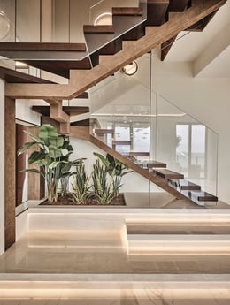 Graced with exquisite nabuk leather, adorned with the transparency of glass, and embellished with well-design lighting, this staircase represents the key of the house. | Matteo Imbriani