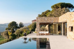 The natural stone facades have large openings facing the valley and the sea | Anna Positano