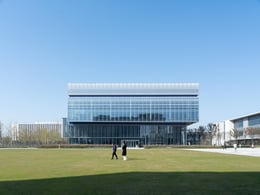 The library was designed as an iconic yet welcoming landmark, at the heart of the campus. | ©RAWVISION studio